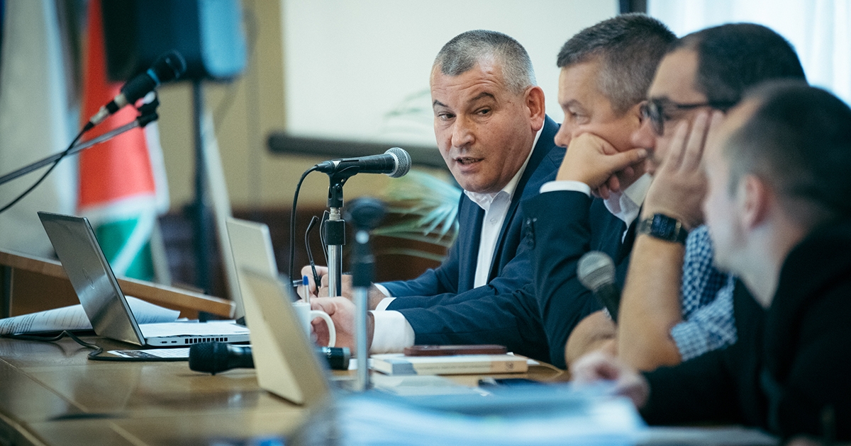 Folyhatna a víz a Szejkén, de nem folyik