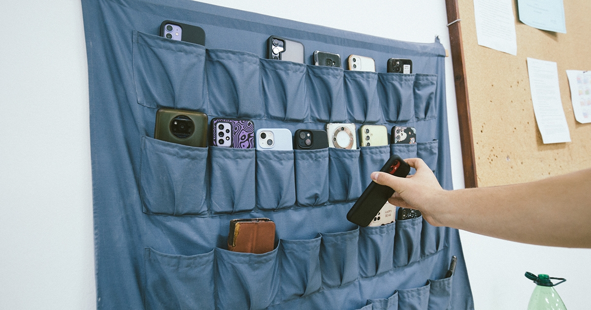 A tanügyminiszter nem támogatja a mobiltelefonok teljes betiltását az iskolában