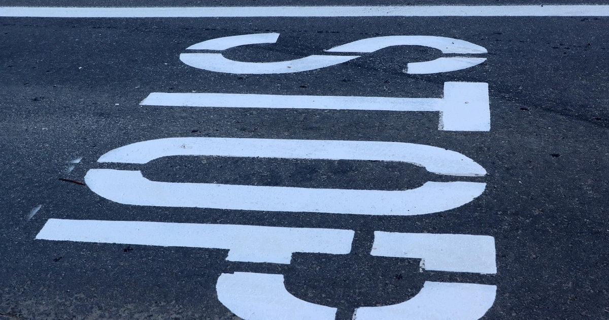 Hétfőn festik az utat az egyik székelyudvarhelyi utcában, az önkormányzat arra kéri a lakosságot, hogy máshol parkoljanak