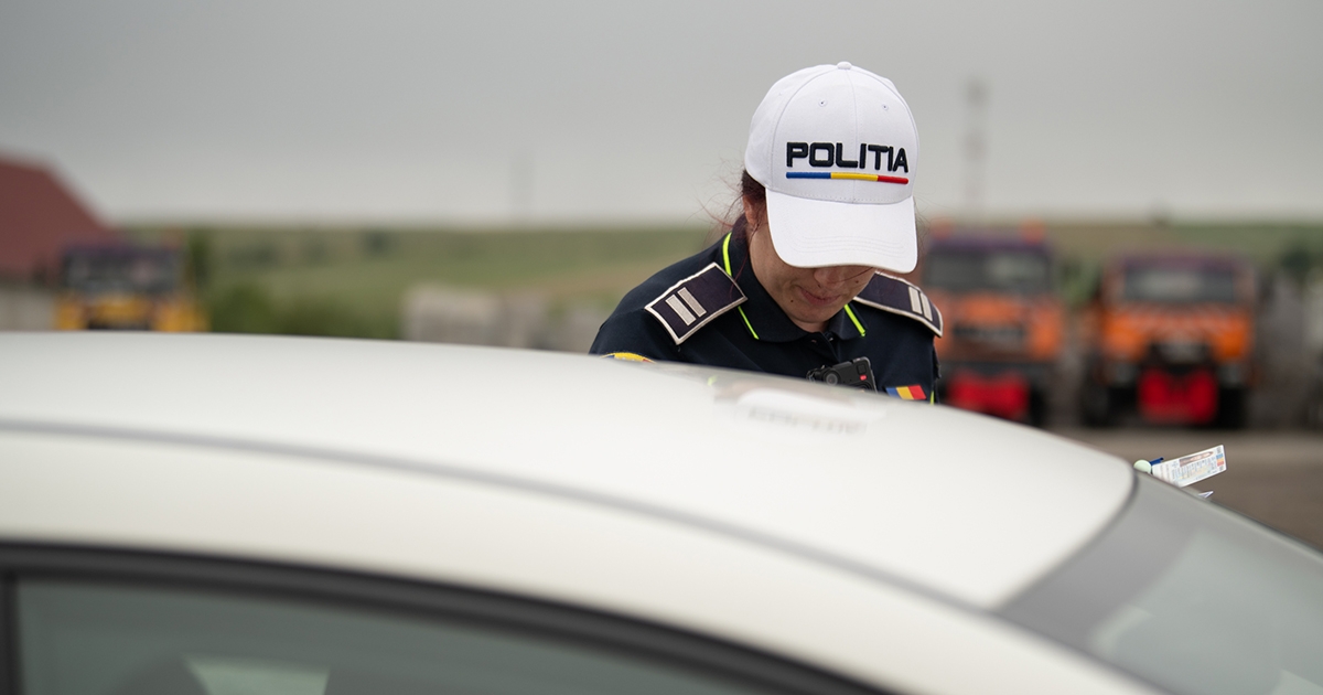 Nem volt rendszám az egyik autóján, hát kölcsönvette a másikról