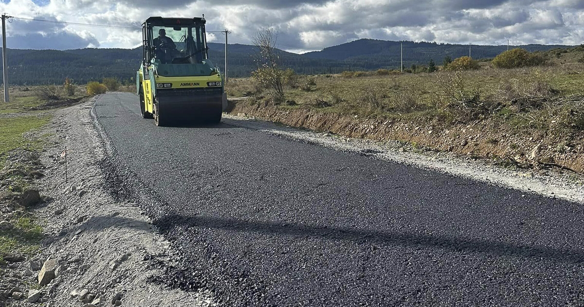 Aszfaltoznak a loki úton