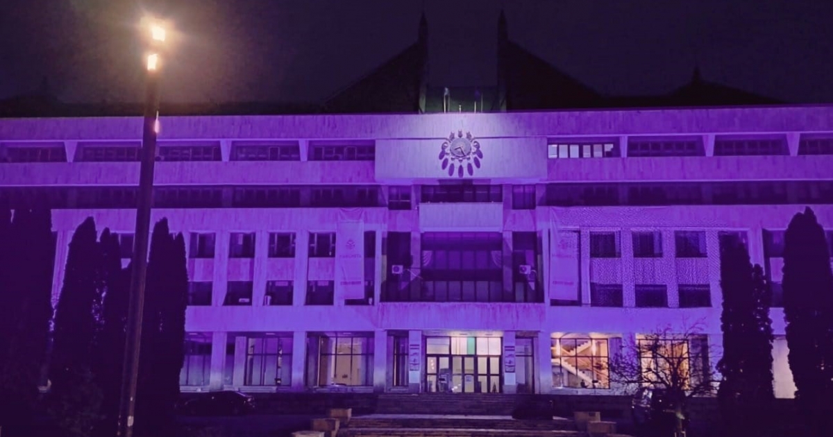 Lila díszkivilágítást kap a megyeháza a koraszülöttek világnapján