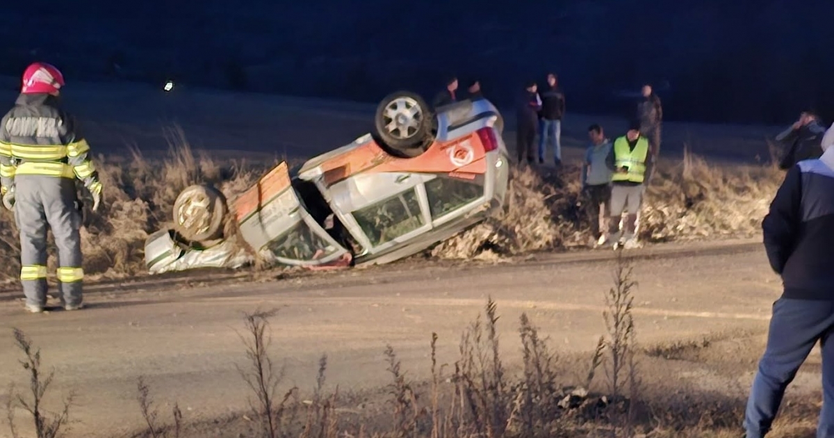 Felborult egy autó Zetelaka és Ivó között, két személyt kórházba szállítottak