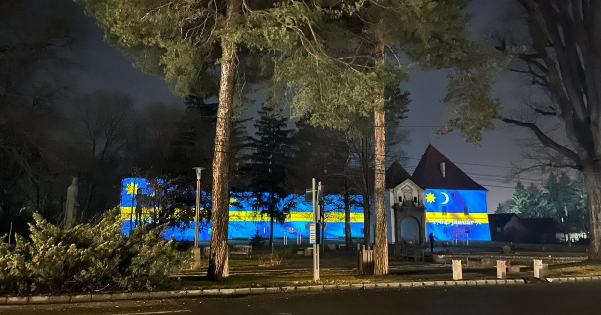 A székely zászló színeivel világították meg a Mikó-várat a madéfalvi veszedelem évfordulója alkalmából