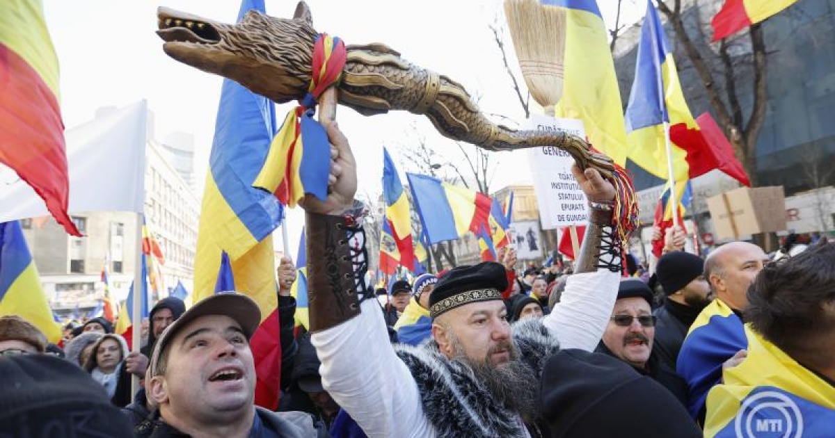 Az eredmény érvénytelenítése ellen tüntetett Bukarestben az AUR