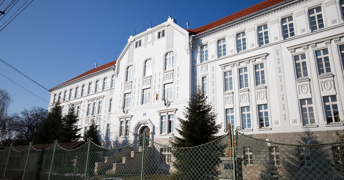 Júliusig kell befejezni az iskola korszerűsítését