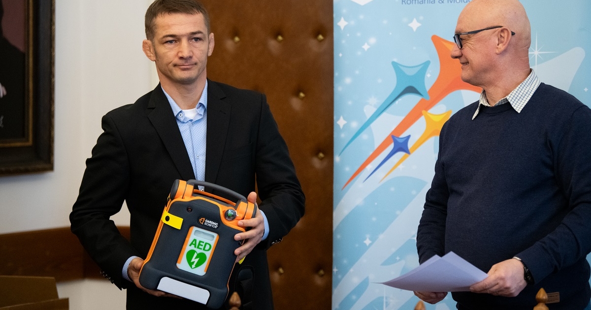 Hordozható defibrillátort kapott ajándékba a székelyudvarhelyi helyi rendőrség