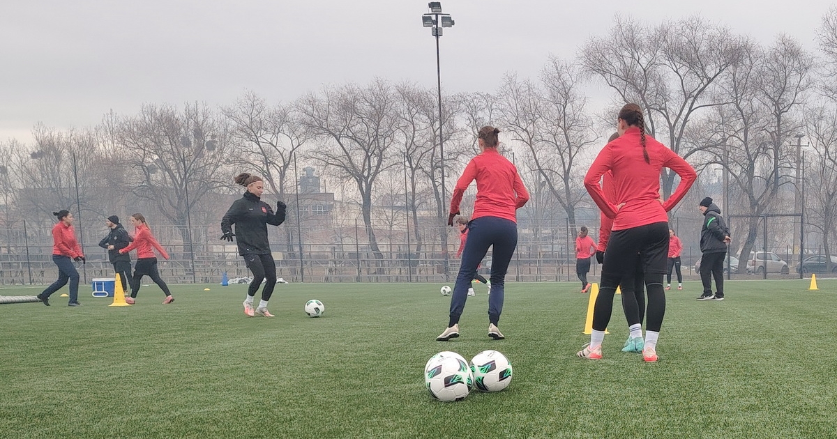 Fiúk ellen fociznak a lányok