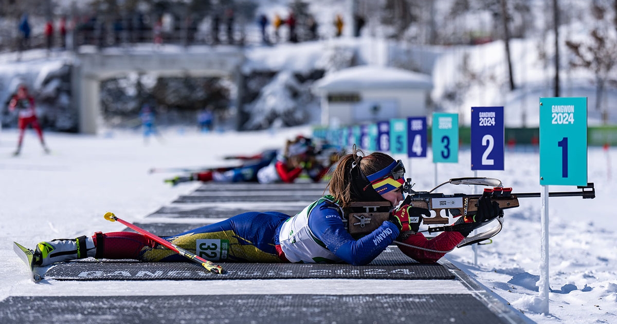 Csíki lány viszi a zászlót a megnyitón