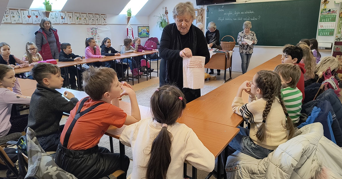 Hímezni tanulnak a gyerekek