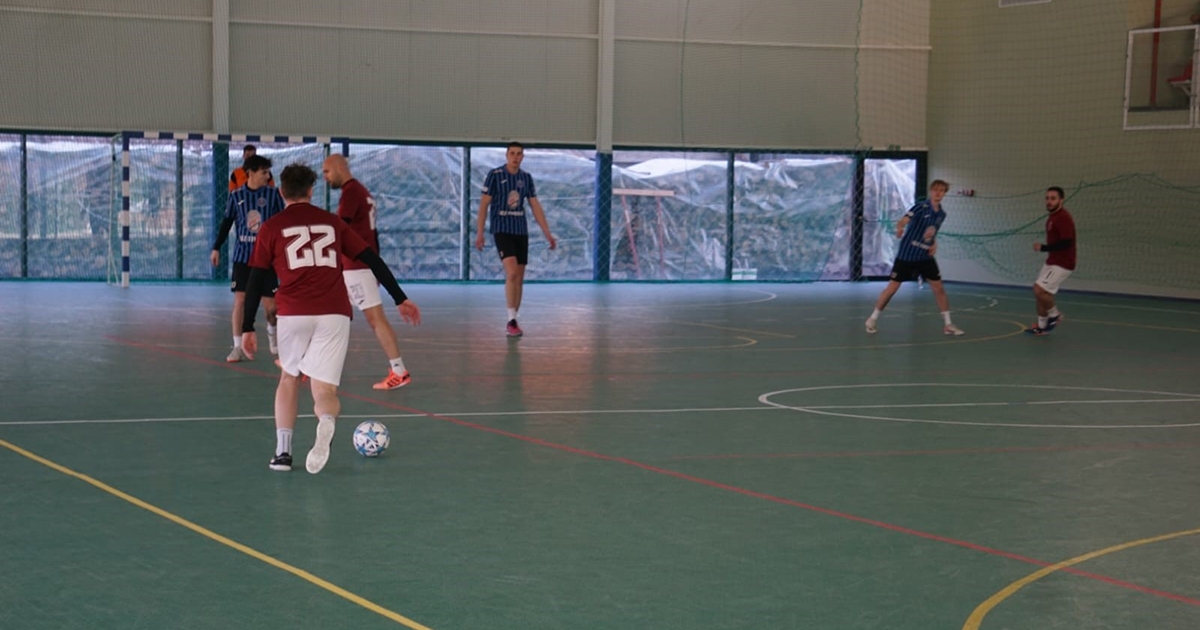 Két helyszínen is labdába rúgnak