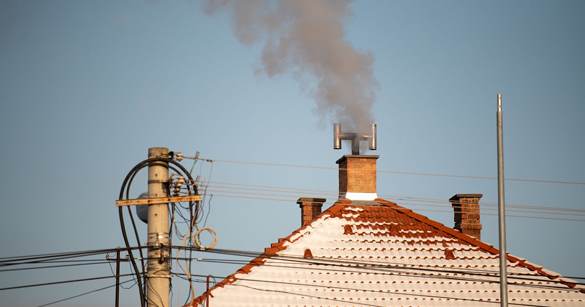 Füstöl a kémény, ég a ház