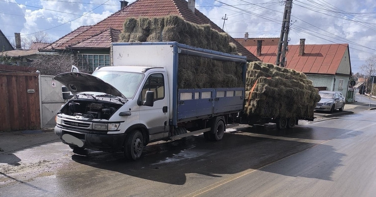 Kigyulladt egy szénabálákat szállító kisteherautó Gyergyószentmiklóson