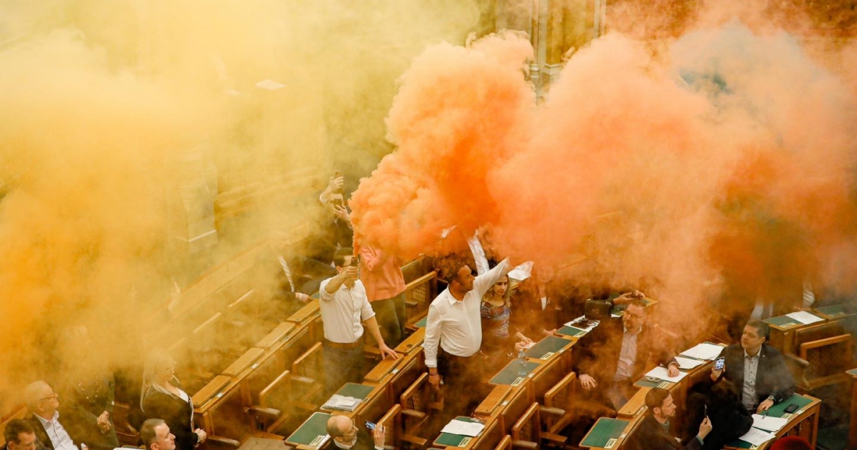 Füstgyertyát gyújtottak a magyar Parlamentben a Pride betiltása miatt