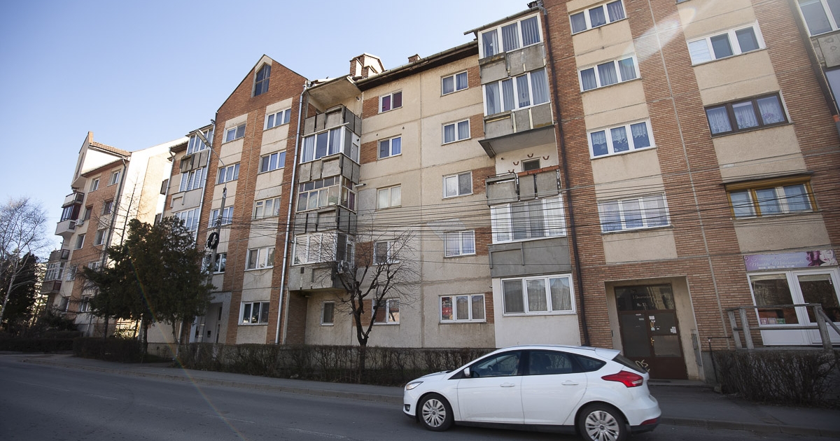 Nyolc tömbházat szigetelnek