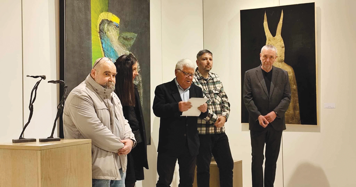 Triptichon kis szobrokkal és nagy képekkel