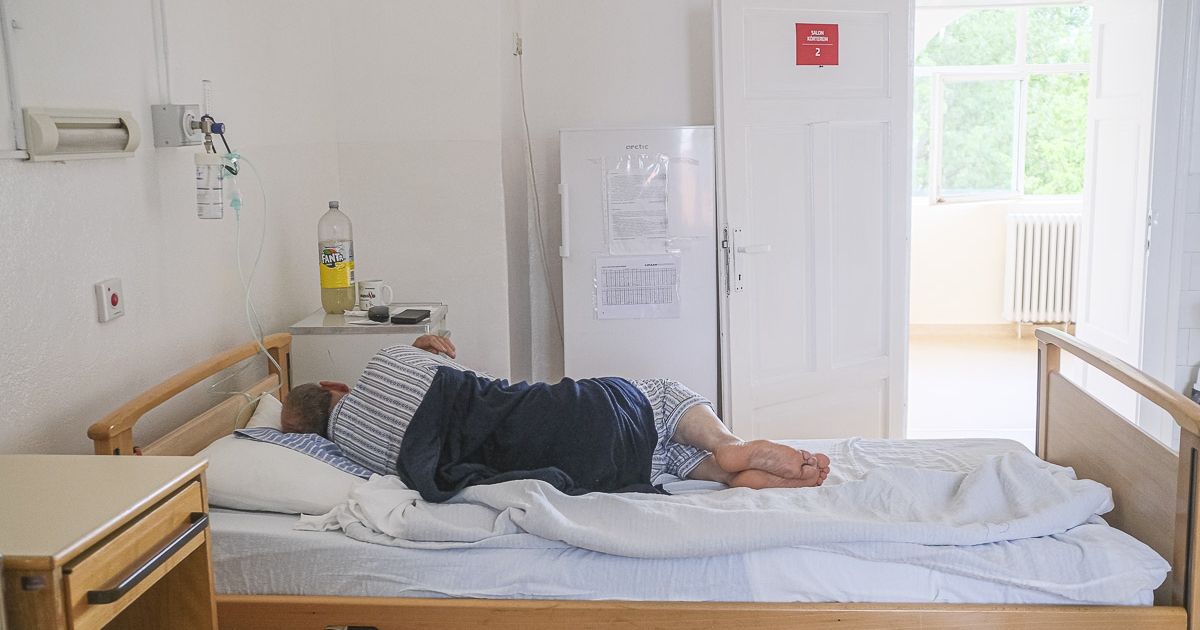 Tovább görgeti adósságát az egészségbiztosító