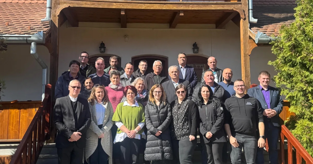 Rengjen a föld belé, úgy énekeljetek