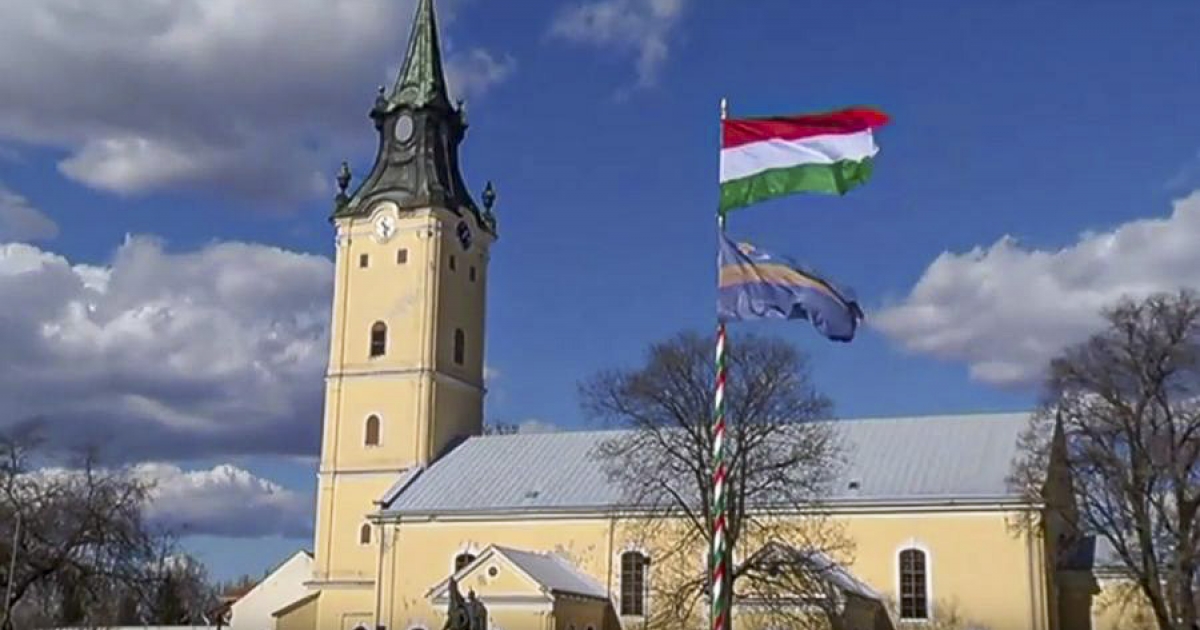 Nagyobb a vita, mint a zászló?