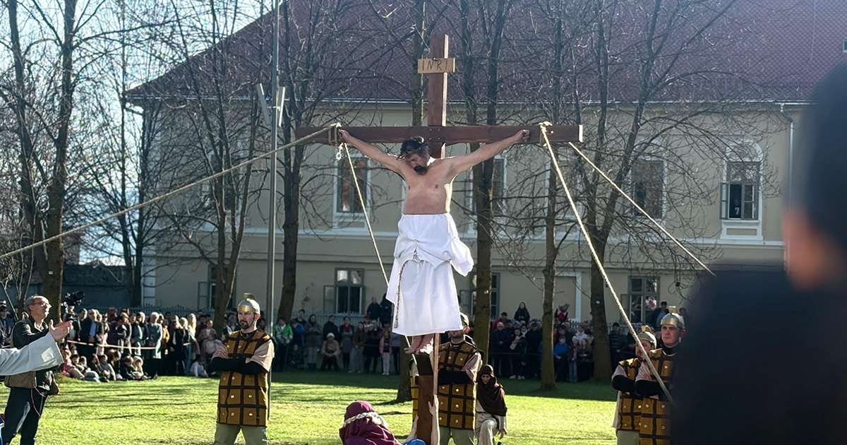 Passió a kegytemplom előtti téren
