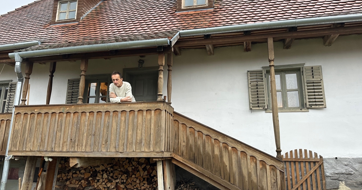 Budapestről Énlakára – Alapjaitól újította fel egy család a több mint százéves székely parasztházat