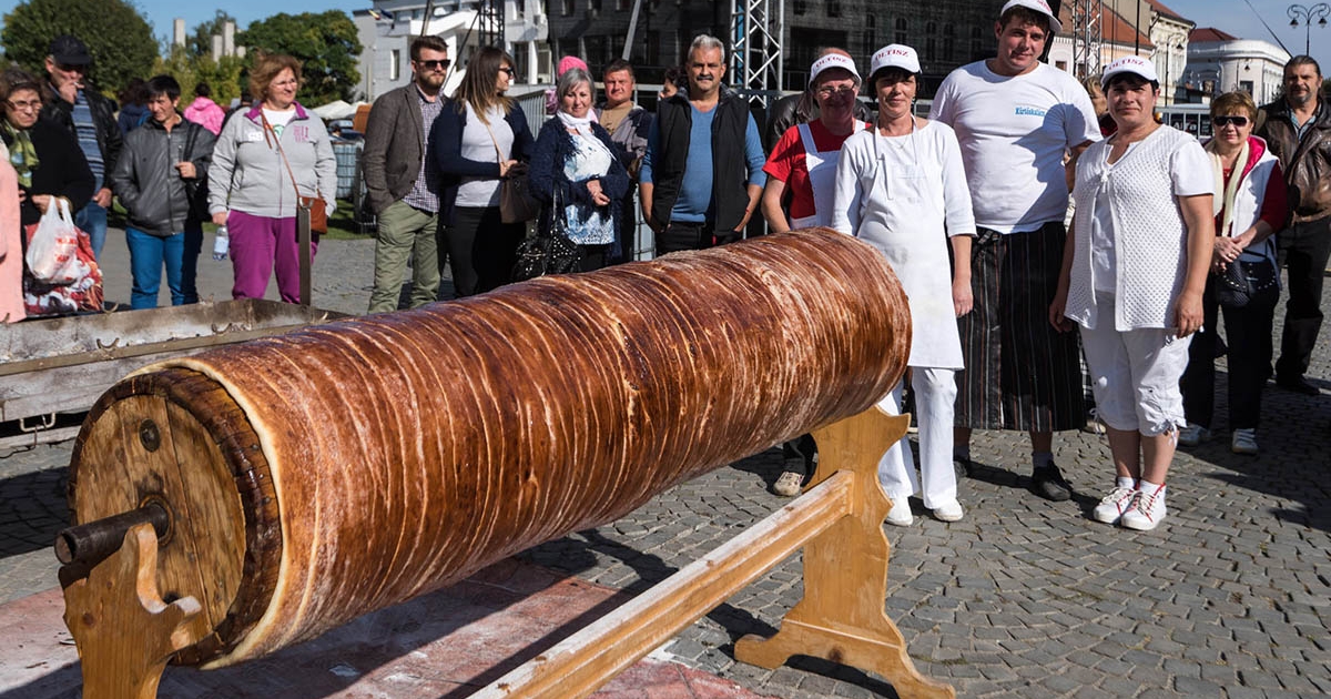 Világrekordra készül Csíkszentgyörgy: jön a 21 méteres kürtőskalács!