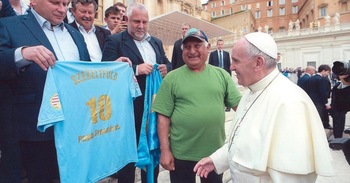 A nap, amikor Szé­kely­­föld-mez­­zel gyarapodott Ferenc pápa relik­vi­áinak gyűj­te­­­mé­­nye