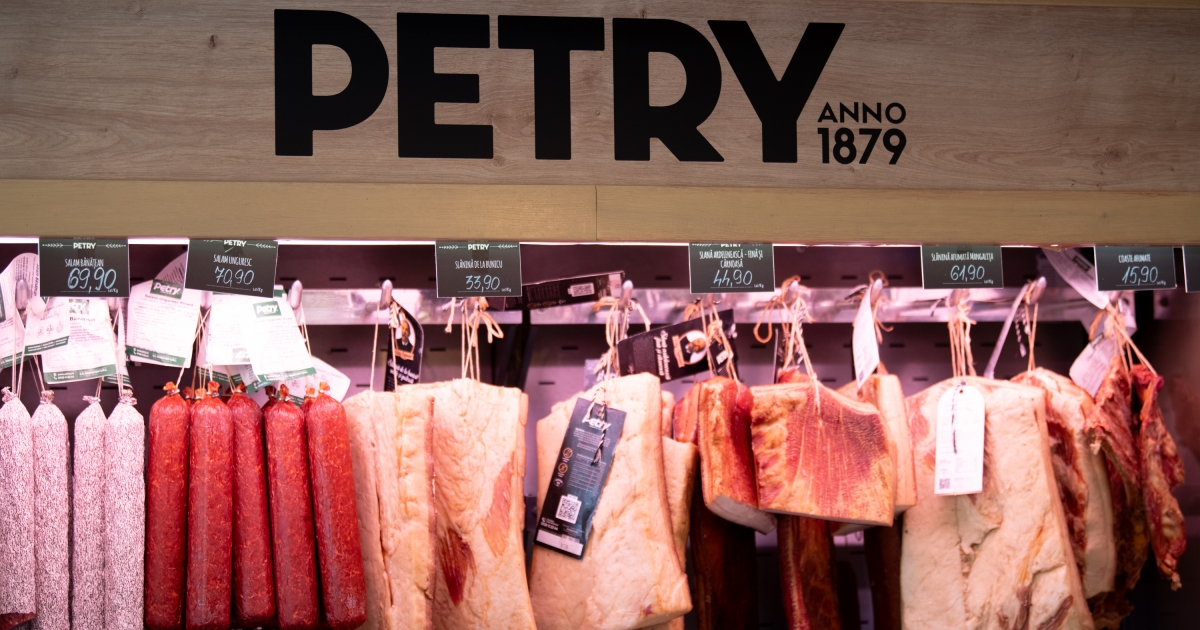 Új arculattal várja vásárlóit a Petry hentesüzlet Székelyudvarhelyen