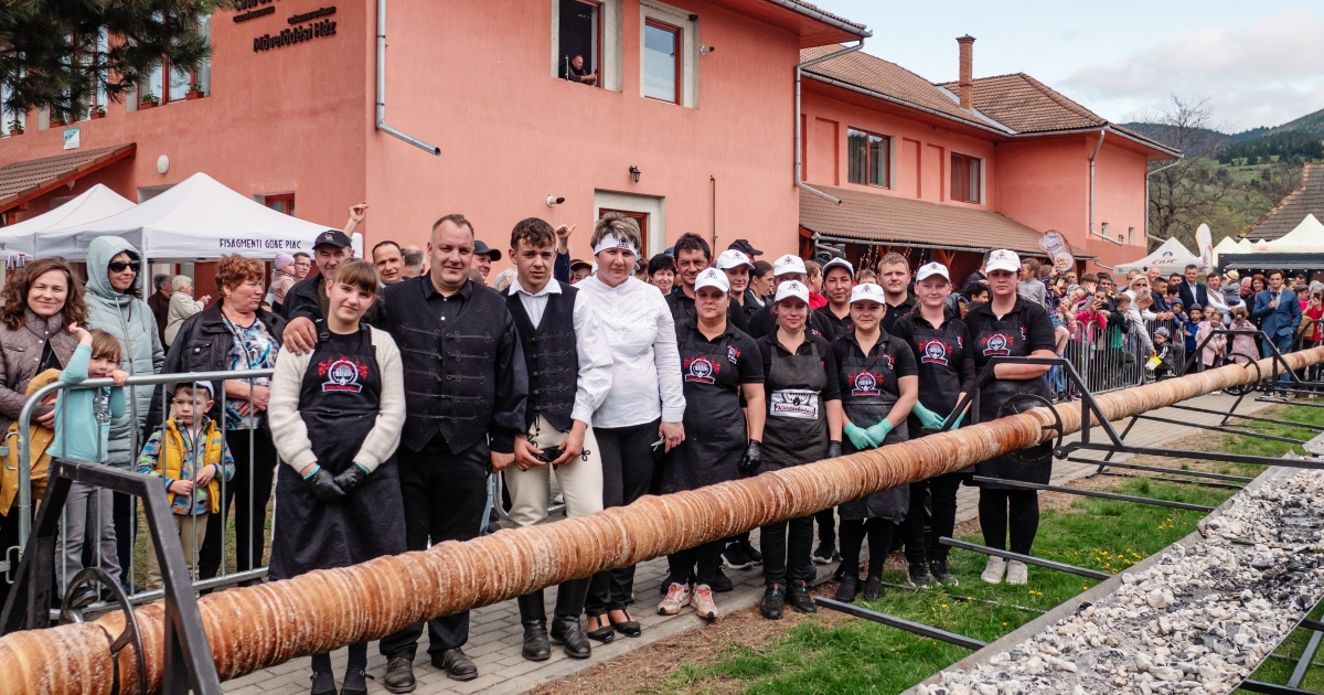 Elkészítették a 21 méter hosszú kürtőskalácsot Csíkszentgyörgyön