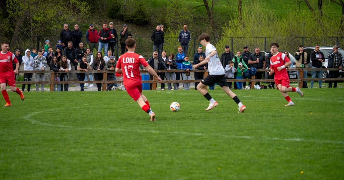 Csík körzeti labdarúgó-bajnokság: sörösdoboz landolt a vendégdrukker fején Gyimesközéplokon