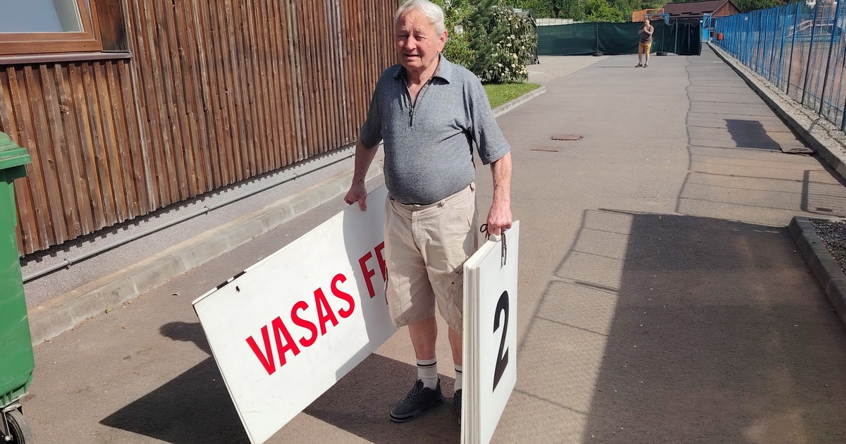 Az ember, aki cipeli a gólokat – Ernő bácsi a múlttal írja a jelent mindenki szeme láttára