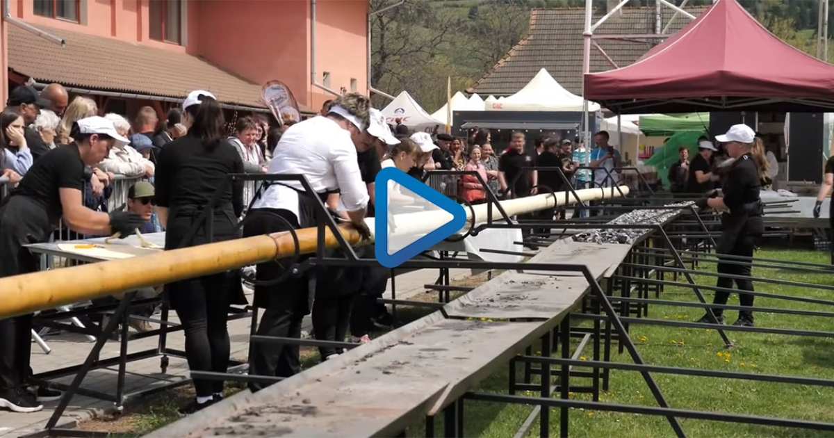 Csíkszentgyörgyön elkészült az ország legnagyobb kürtőskalácsa