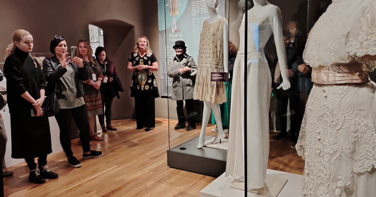 Divattörténeti kiállítás nyílt a Csíki Székely Múzeumban