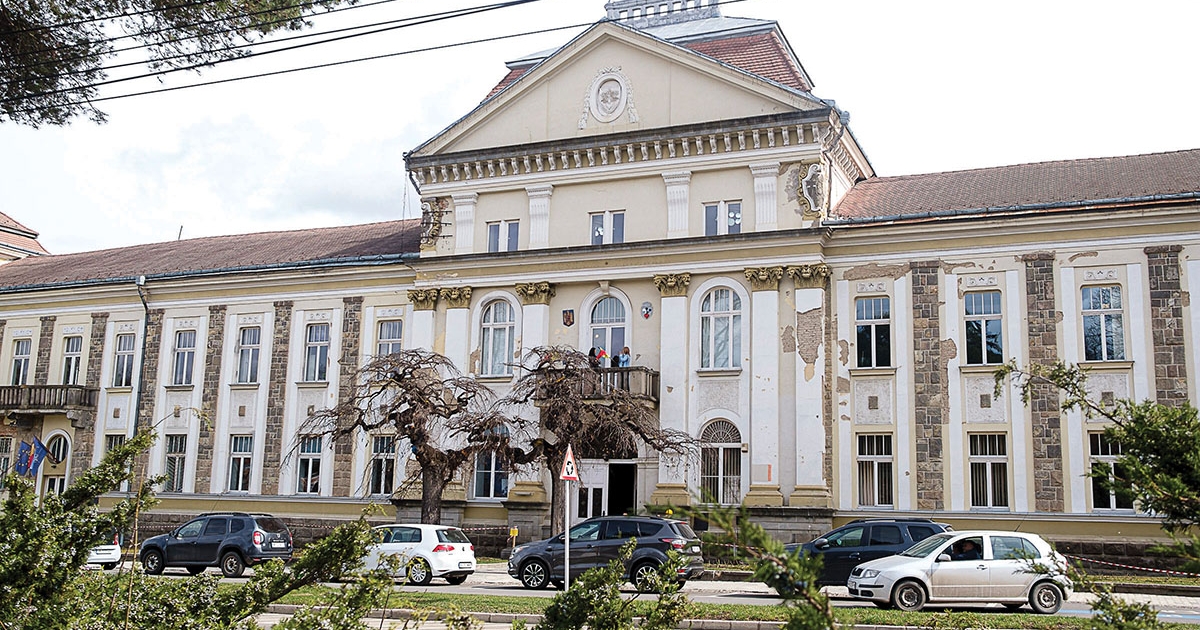 Költöznek a déli szárnyban lévő irodák is a csíkszeredai polgármesteri hivatal Vár téri épületéből