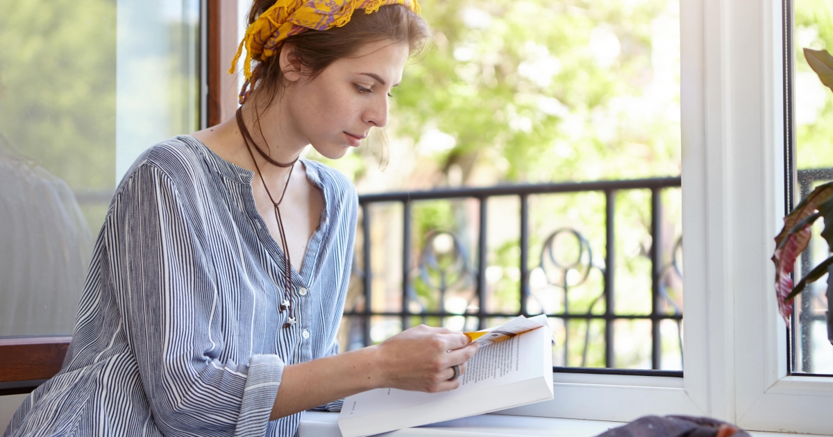 Ahogy közeleg a nyár, az olvasósarok a teraszra költözik – itt egy könyvajánló hozzá