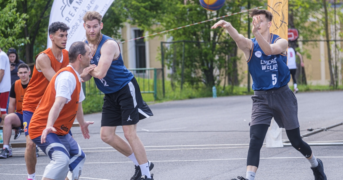 Napsütésben kezdték, esőben és sportteremben zárták a csíkszeredai 24 órás kosárlabda-maratont