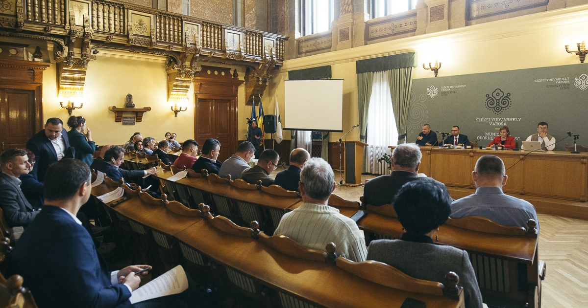 Megyei tanácsülés Székelyudvarhelyen: pénzügyi mentőöv a városnak, fejlesztések a megyében