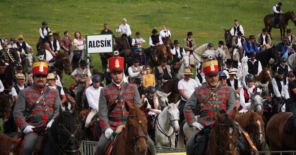 Négyszáz lovas érkezett a csíksomlyói nyeregbe