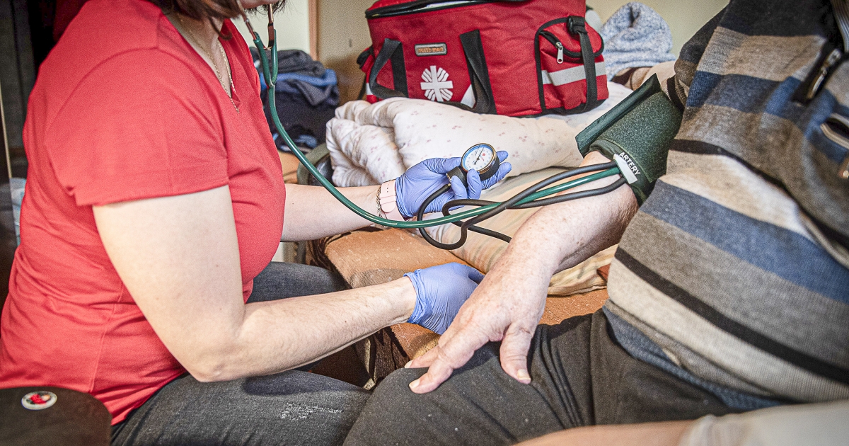 Otthoni betegellátás Hargita megyében: kevés pénz, még kevesebb szakember