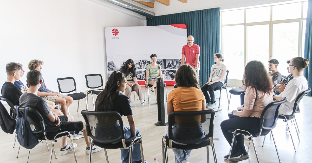 „Útjukat kereső fiatalok támaszai lettek. Nem helyettük cselekedve, hanem őket bátorítva”