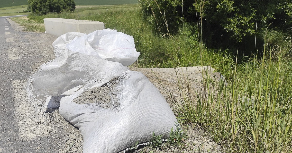 Összeszedik a homokzsákokat