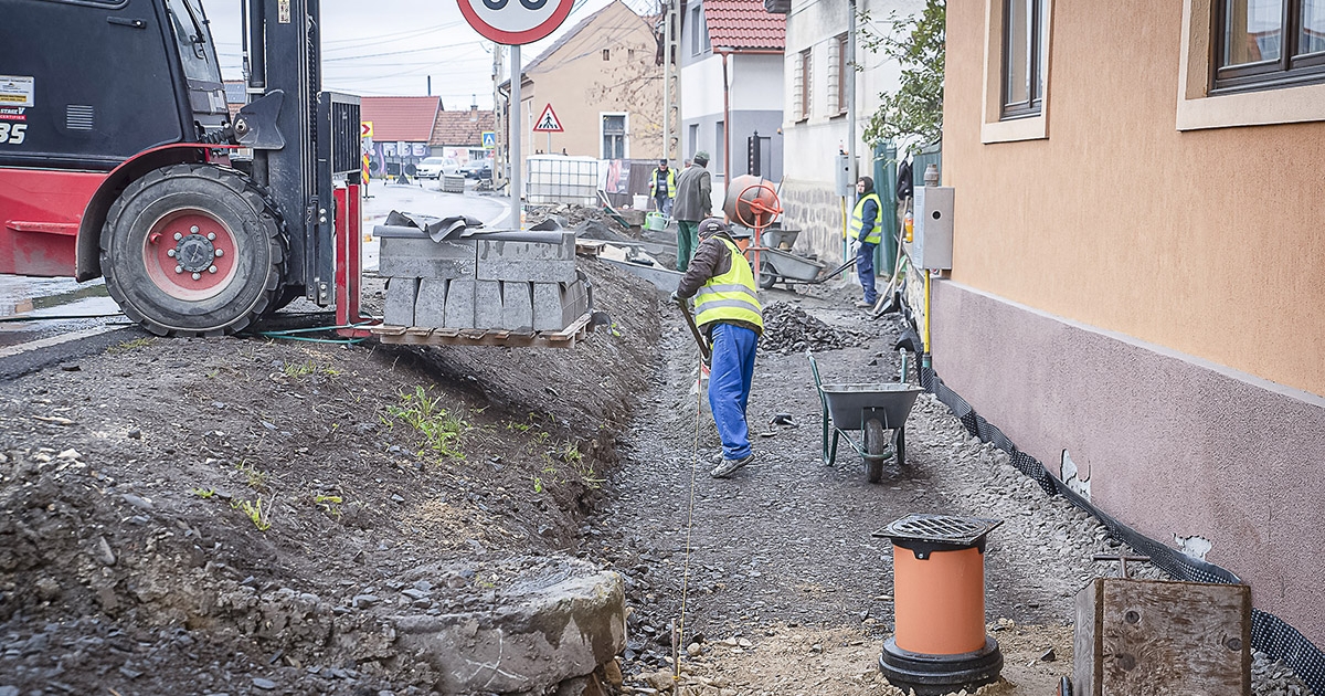 Milliók járdaépítésre
