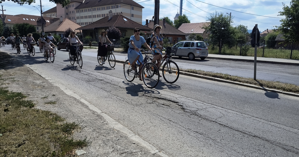 Szoknya, rúzs, bicikli