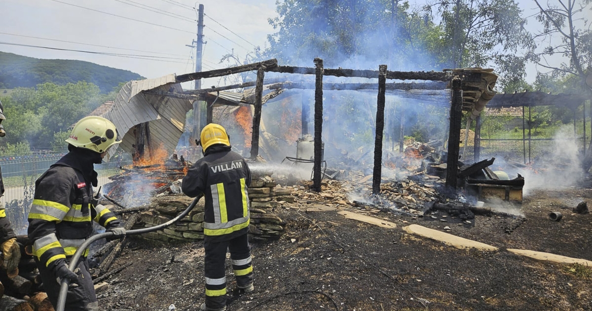 Melléképület égett le Kissolymosban