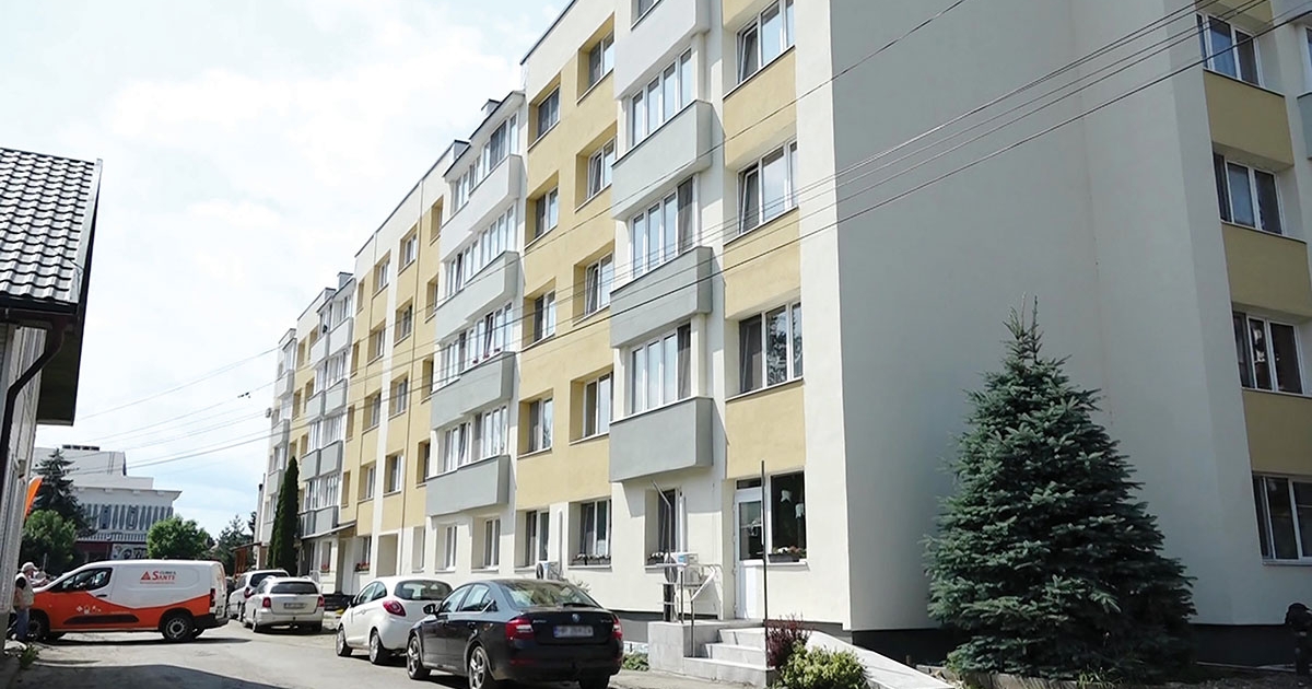 Jó ütemben szépülnek a tömbházak