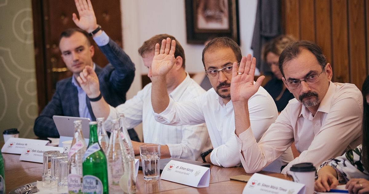 Deficitet görget maga előtt a város