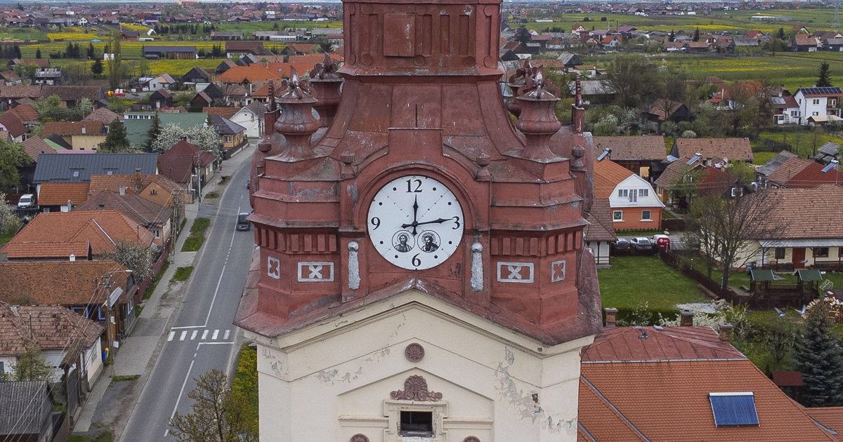 Elkezdik a bádog toronysisak cseréjét
