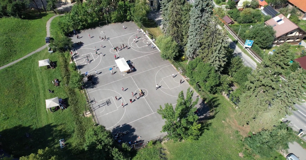 Kosártorna, pályaavatóval