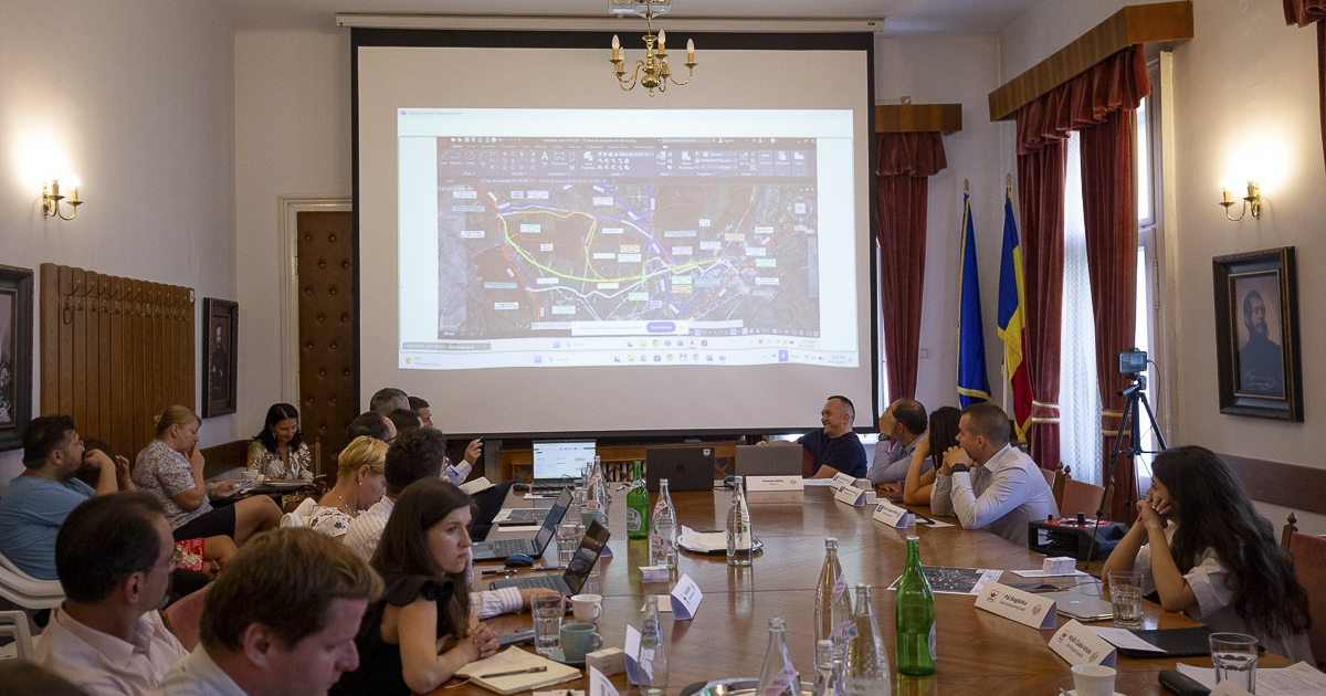 Két nyomvonalon „haladnak” tovább