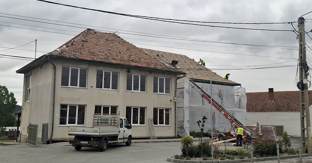Cserélik a tetőt a madarasi óvodán